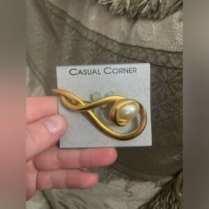 Casual corner gold brooch with gemstone